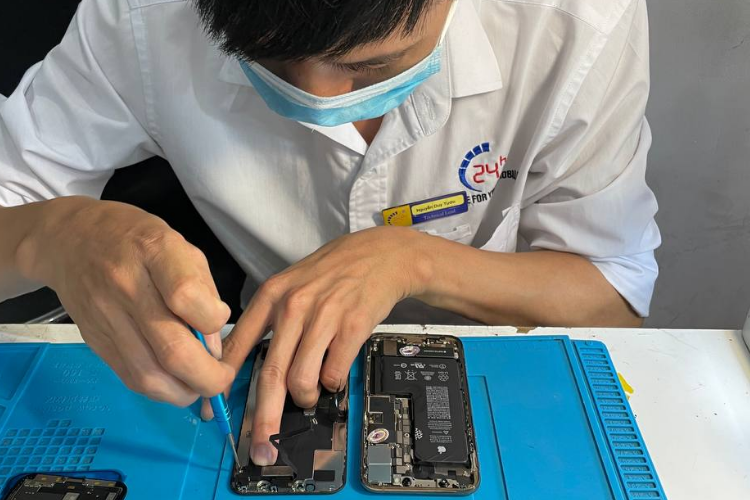 Cận cảnh kỹ thuật viên sửa chữa màn hình iPhone