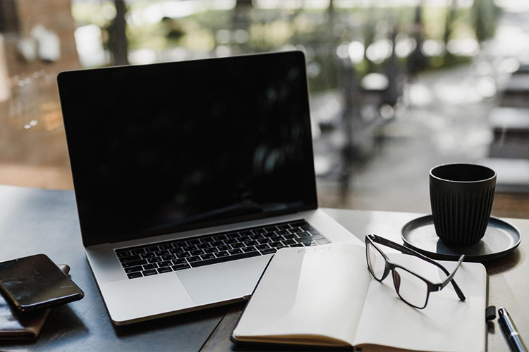 Lỗi màn hình đen laptop nguyên nhân do đâu?