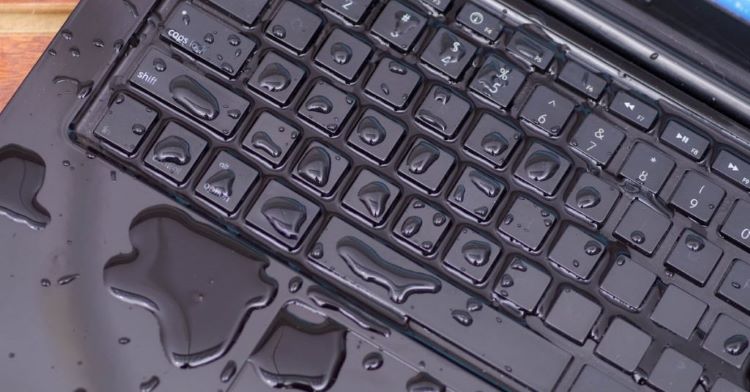 Không để đồ ăn thước uống gần laptop