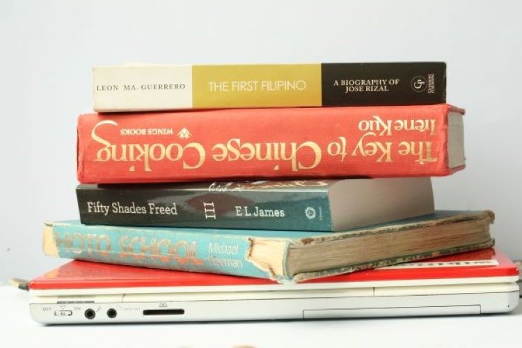 Không nên đặt đồ vật nặng lên màn hình