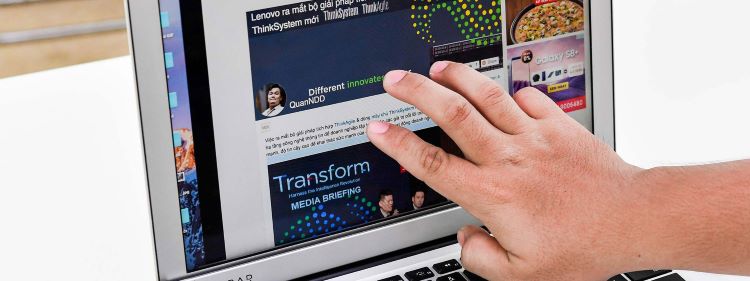 Màn hình MacBook bị nhiễu: Nguyên nhân và cách khắc phục Không ấn tay vào màn hình