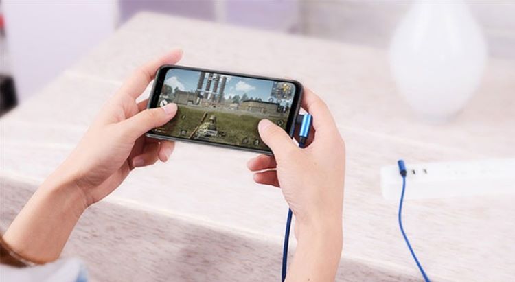 Không nên vừa sạc vừa sử dụng điện thoại