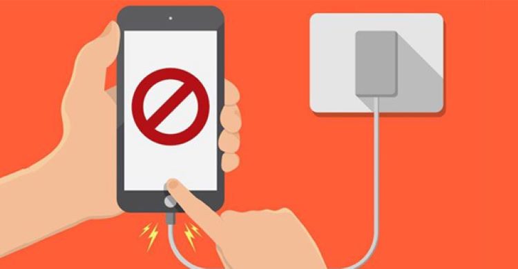 Không được vừa sạc vừa sử dụng