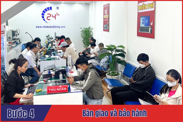 Nhân viên kiểm tra và bàn giao cho khách sau khi thay pin samsung