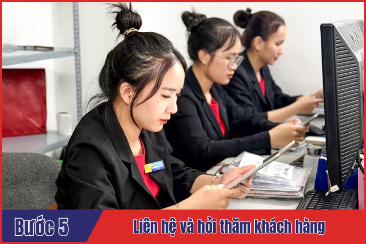 Nhân viên liên hệ và hỏi thăm khách hàng sau khi thay pin samsung