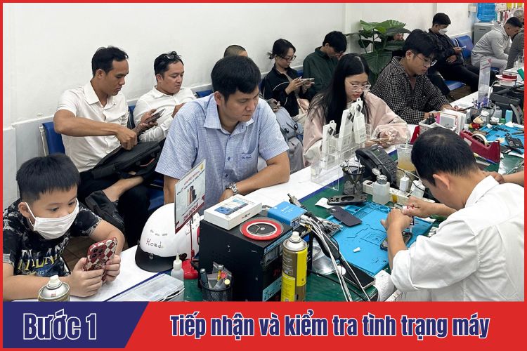 Nhân viên tiếp nhận máy để thay pin samsung