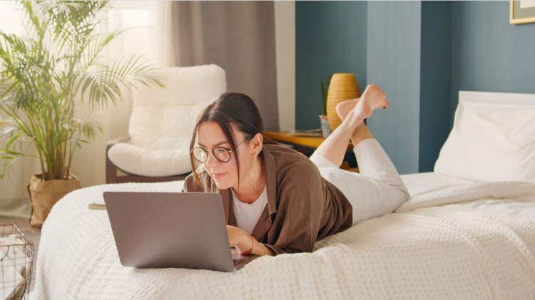 Bạn nên hạn chế đặt laptop trên nệm