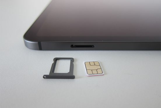 Cạnh viền iPad có khe chứa SIM
