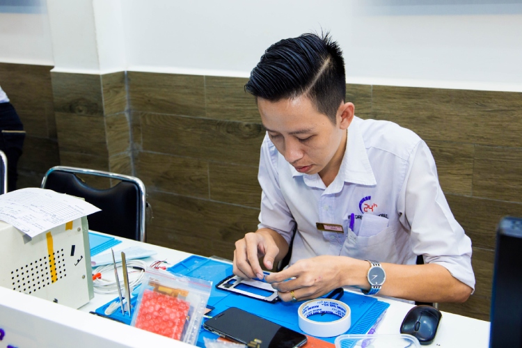 Sửa chữa điện thoại là nghề nặng kỹ thuật nên tự học sẽ vô cùng khó khăn