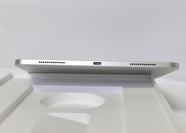 Nên làm sạch cổng sạc để hạn chế tình trạng sạc pin không vào