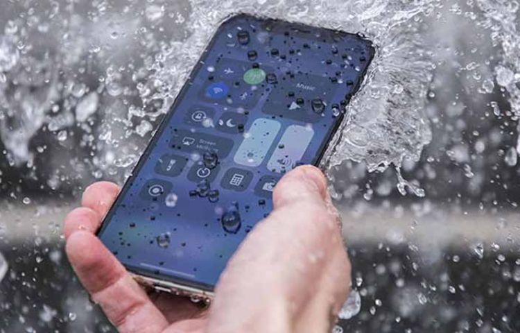 iPhone bị ngấm nước vào bên trong cũng khiến cho các linh kiện bị hư hỏng gây nên lỗi Wi-Fi.