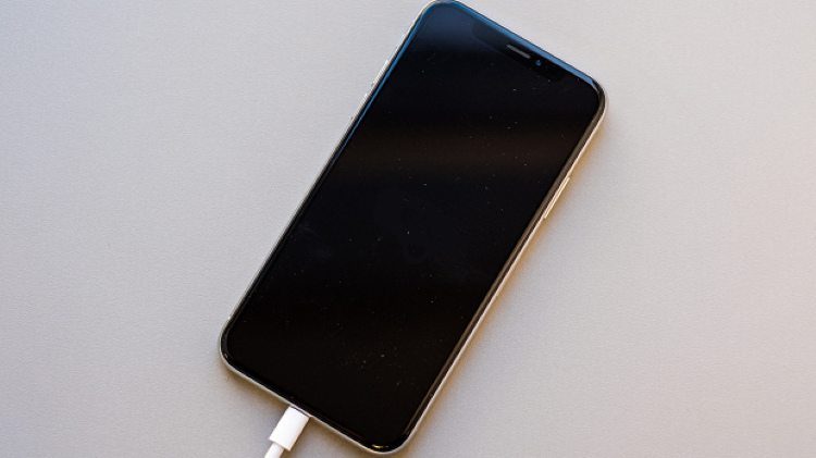 Cắm sạc trong 1 tiếng là một trong những cách khắc phục lỗi iPhone mất nguồn