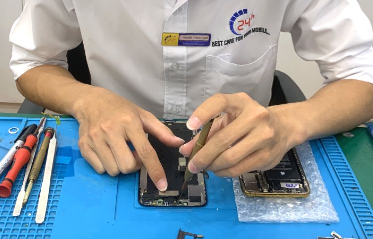 Kỹ thuật viên dày dặn kinh nghiệm trong việc sửa chữa.