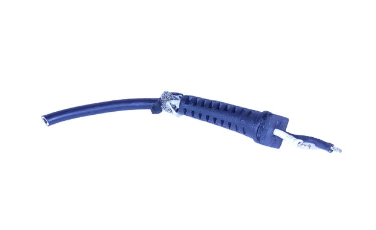 vỏ hộp sạc laptop được gỡ ra nhằm nối dây trong lại