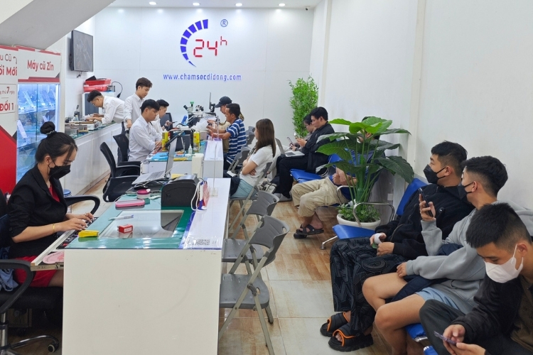 thay kính lưng iPhone 13
