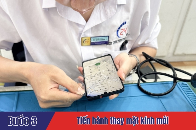 Nhân viên Tiến hành thay mặt kính mới