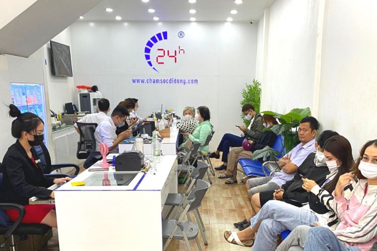 Đội ngũ nhân viên hỗ trợ tận tình tư vấn cho khách hàng cho đến khi hoàn thiện quá trình thay thế bàn phím