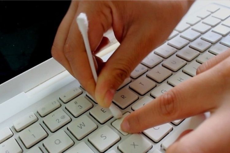 Để giữ cho bàn phím laptop luôn sạch sẽ và không bị ảnh hưởng bởi bụi bẩn, bạn cần vế inh bàn phím định kỳ bằng cách sử dụng chổi nhỏ và khí nén