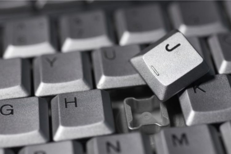 Va đập mạnh từ trên cao xuống dễ làm hỏng bàn phím laptop