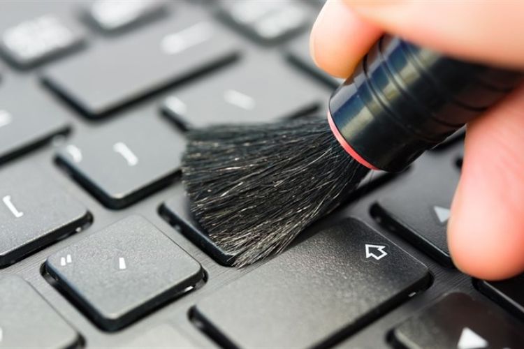 Bạn nên dùng tăm bông, khăn mềm khô để vệ sinh nhẹ nhàng trên bề mặt laptop