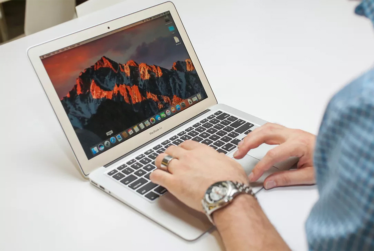 Macbook Air 13 inch là dòng máy tình xác tay của Apple có thiết kế nhỏ gọn, sang trọng