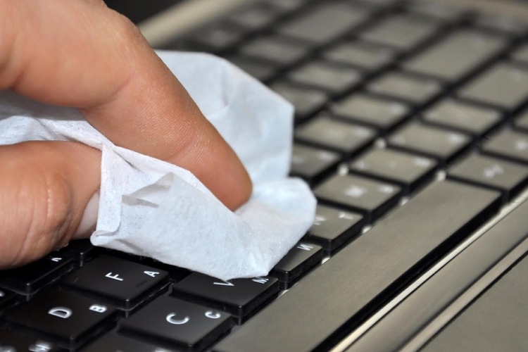 Nên thường xuyên lau chùi bàn phím Macbook