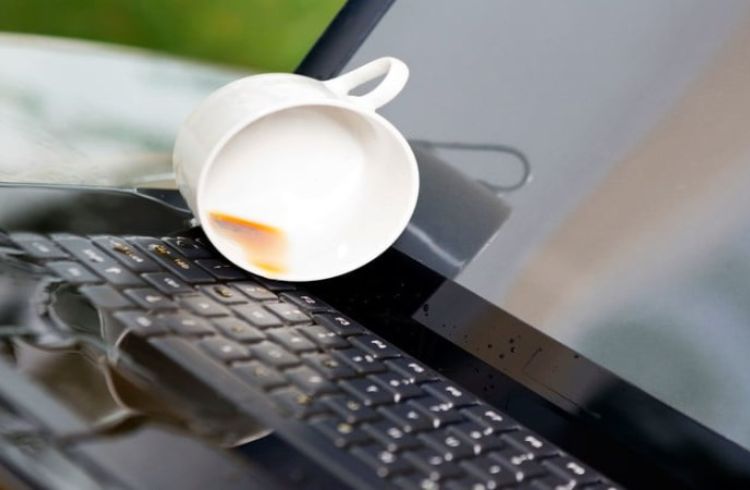 Nước đổ vào bàn phím