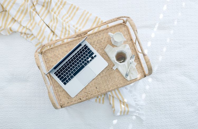 Không đặt nước gần Macbook vì dễ bị đổ vào bàn phím gây hư hỏng