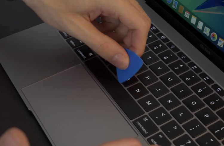 Nên thường xuyên vệ sinh và kiểm tra bàn phím Macbook Pro