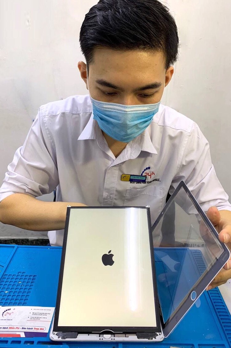 nhân viên kỹ thuật thay cảm ứng iPad Gen 8 chuyên nghiệp