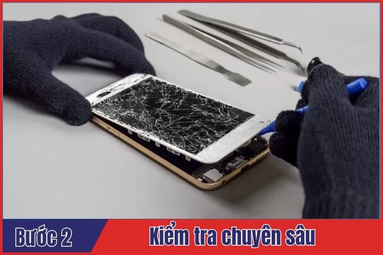 Kỹ thuật viên tiến hành kiểm tra chi tiết điện thoại trước khi thay ép mặt kính