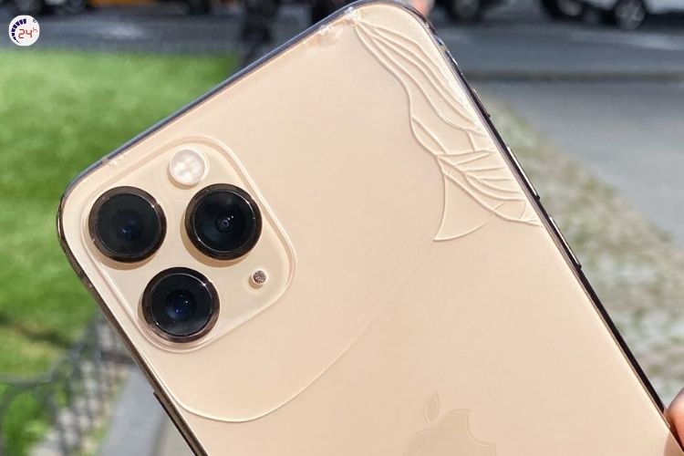 Kính lưng điện thoại bị nứt