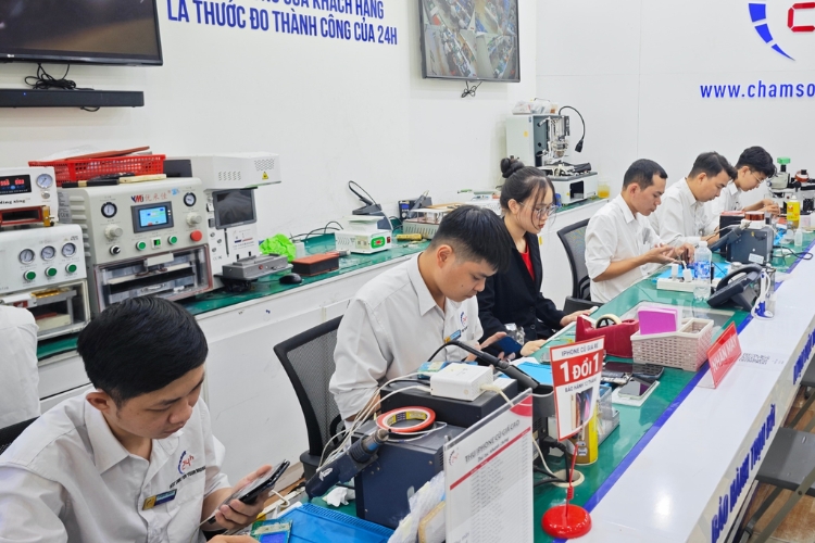 kiểm tra máy sau khi thay kính lưng mới