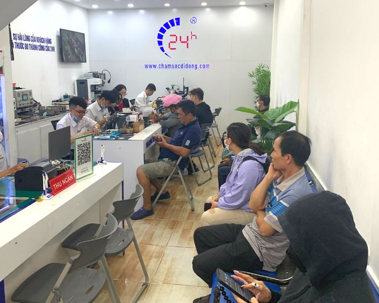 Quy trình thay kính lưng iPhone 15 được thực hiện công khai, minh bạch
