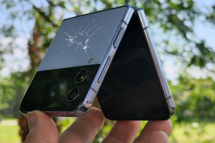 Có nhiều dấu hiệu để cảnh báo bạn cần thay kính lưng Samsung Galaxy Z Flip4 
