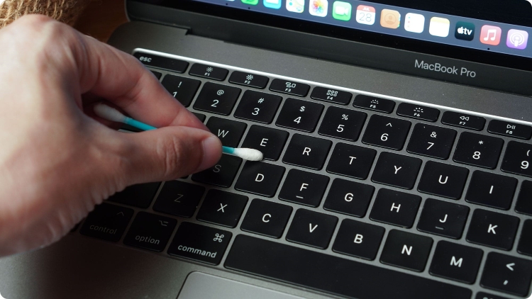 Tránh để Macbook ở môi trường ẩm ướt.