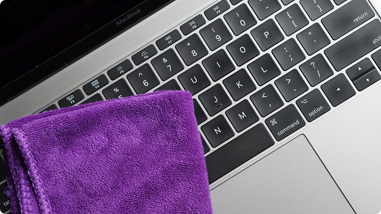 người dùng nên vệ sinh loa Macbook 12 inch định kỳ 12 tháng 1 lần