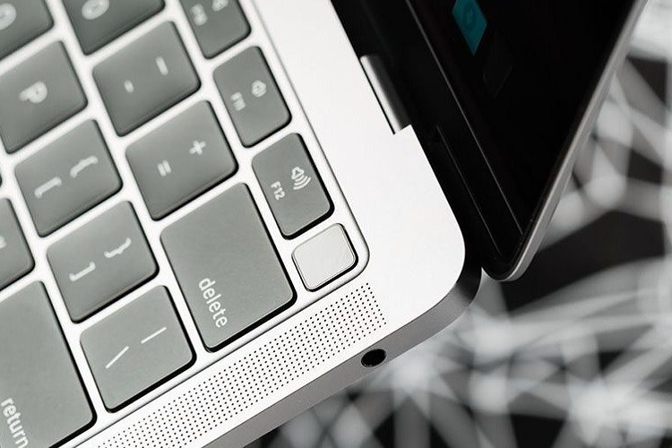 Màng loa là bộ phận khá mỏng và nhạy cảm. Nó có thể bị thủng khi bị va đập mạnh hoặc để ở môi trường ẩm ướt quá lâu.