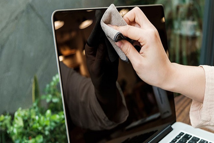Vệ sinh Macbook định kỳ để tránh bụi bẩn bám vào loa.