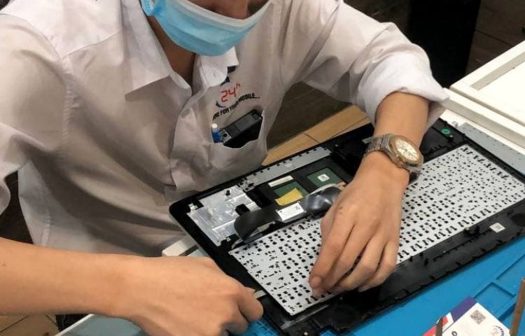 Kỹ thuật viên có kinh nghiệm dày dặn trong việc thay loa Macbook.