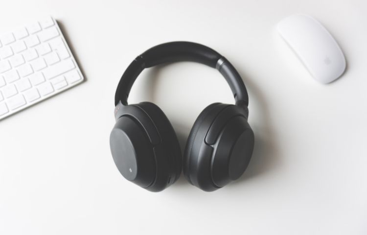 Sử dụng headphone hoặc gắn loa ngoài khi cần thiết