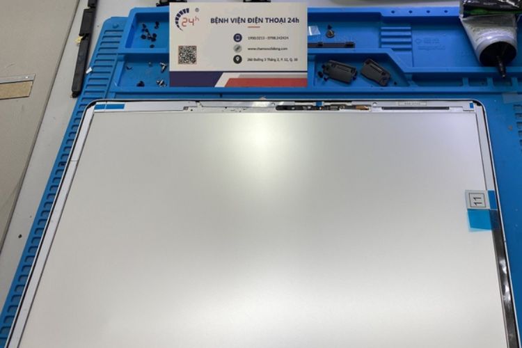 Quy trình thay màn hình MacBook Pro 15 inch A1707 (2016, 2017)