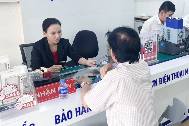 tiếp nhận máy lỗi màn hình từ khách hàng
