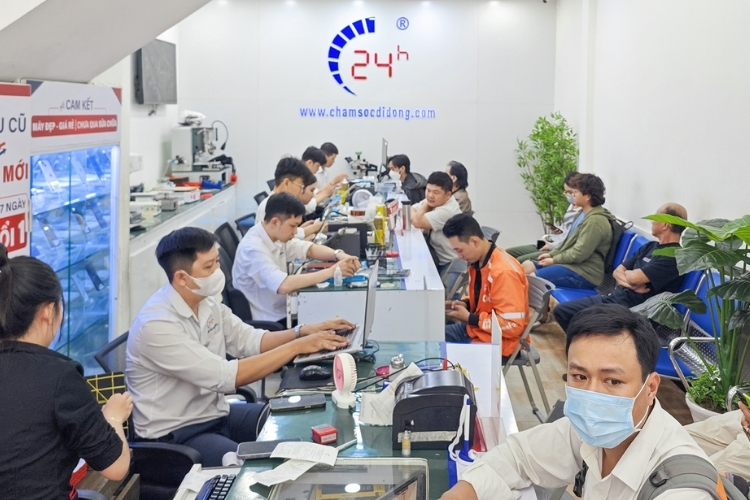 nhân viên tiếp nhận máy lỗi màn hình