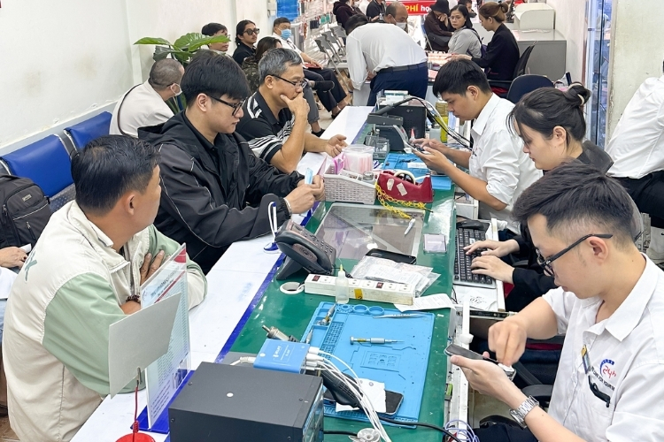 nhân viên tư vấn sửa chữa và báo giá