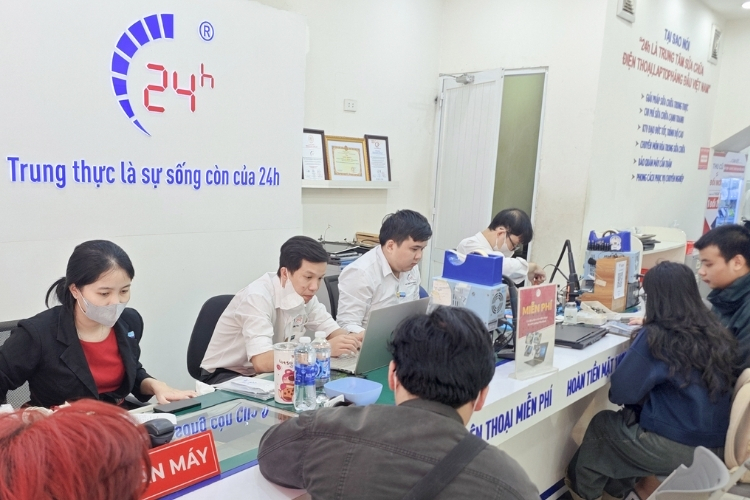 bàn giao máy và phiếu bảo hành cho khách