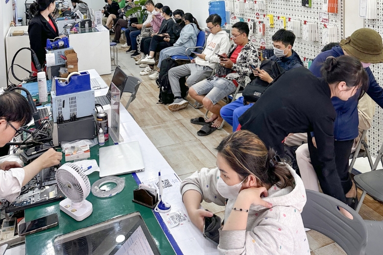 nhân viên tiếp nhận thiết bị lỗi