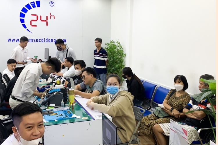 nhân viên tiếp nhận máy lỗi