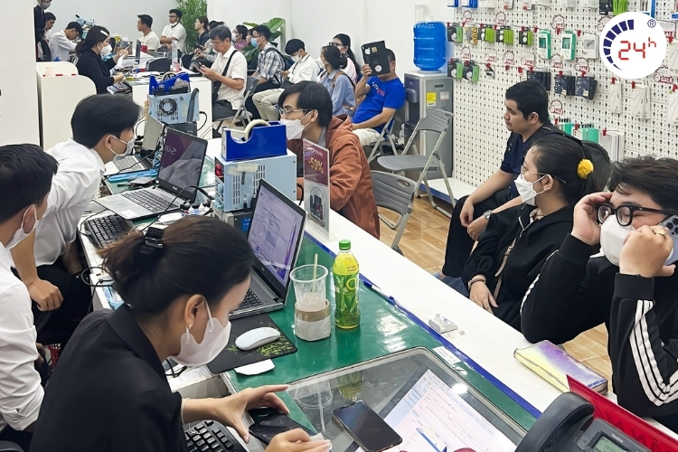 nhân viên tư vấn và báo giá thay màn hình