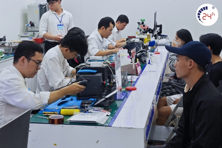 bàn giao máy và phiếu bảo hành cho khách